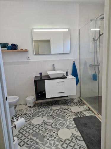 Ένα μπάνιο στο C - Delightful 2 bedroom Vacation home