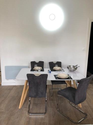 une salle à manger avec une table, des chaises et une lampe dans l'établissement Appartement 1 Chambre au Cœur de Bordeaux, à Bordeaux