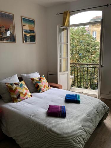 ボルドーにあるAppartement 1 Chambre au Cœur de Bordeauxの枕が2つ置かれたベッドのある寝室