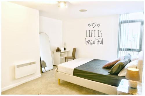 Postel nebo postele na pokoji v ubytování Modern Manchester City Centre Apartment