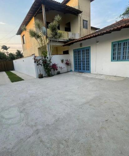 a large driveway in front of a house at Recanto dos Valles in Búzios