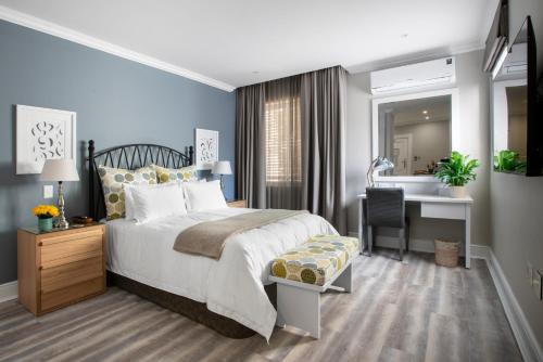 约翰内斯堡Studio Stay on Sixty6的一间卧室，配有一张床、一张书桌和一个水槽
