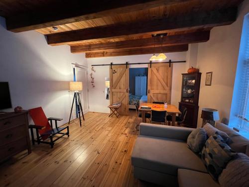 Ruang duduk di "De Walvisch", appartement in authentieke boerderij