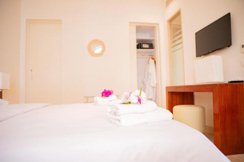 Nayah Stays, Ancient Sands Luxurious Pool Terrace Apartment