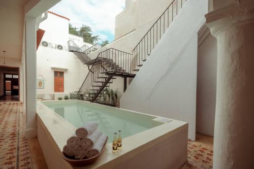 a bathroom with a hot tub in a building at Hotel Boutique Casa Jade in Campeche