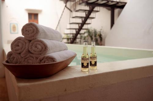 two bottles of champagne and towels on a ledge at Hotel Boutique Casa Jade in Campeche