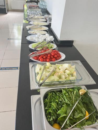 una linea a buffet con molti piatti di Gürsoy Kampüs Otel a Beysehir