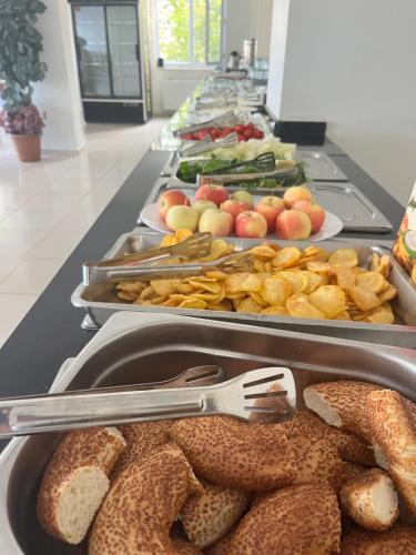 una linea a buffet con pane e altri prodotti alimentari di Gürsoy Kampüs Otel a Beysehir