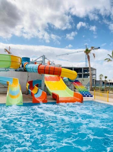 Der Swimmingpool an oder in der Nähe von Super appartement avec 5 piscines en résidence