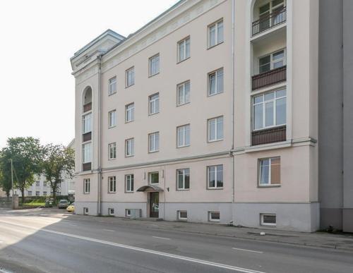 ein großes weißes Gebäude an der Straßenseite in der Unterkunft Juhkentali 32 Apartment in Tallinn