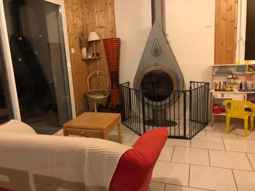 un salon avec un canapé et une cheminée dans l'établissement PETITE MAISON AU CALME AVEC VUE MAGNIFIQUE !, au Chambon-sur-Lignon