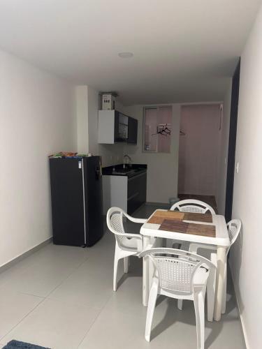 Kuchyň nebo kuchyňský kout v ubytování Hermoso apartamento con Aire Acondicionado Cerca al Hospital de Neiva