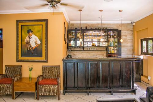 Ο χώρος του lounge ή του μπαρ στο Hutten Heights Lodge by Ilawu