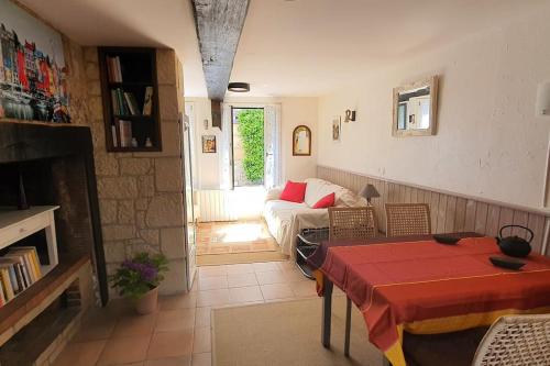 un salon avec un canapé et une table dans l'établissement Maison au centre de Honfleur, à Honfleur