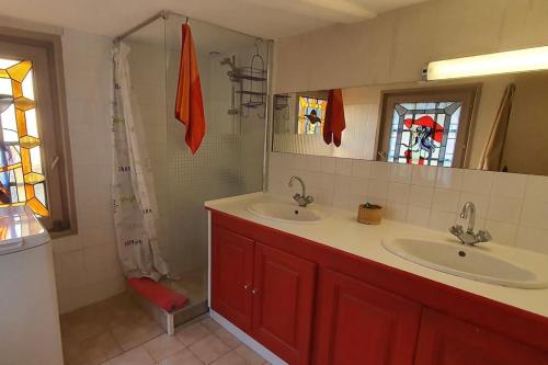 une salle de bain avec deux lavabos et un miroir dans l'établissement Maison au centre de Honfleur, à Honfleur