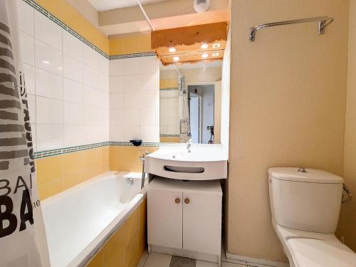 une salle de bain avec un lavabo, une baignoire et des toilettes dans l'établissement Résidence Median - Appartement confortable · Proche des pistes · Balcon MAE-2554, aux Menuires