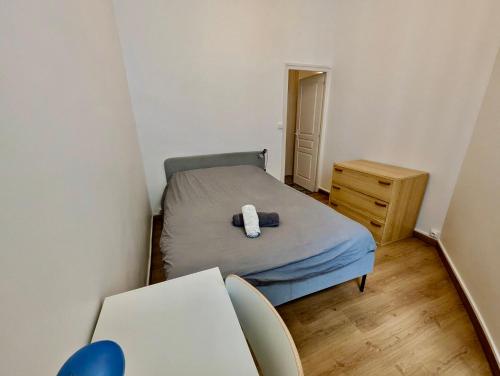 Chambre Montagne en Hyper Centre - Calme & Wifi 객실 침대