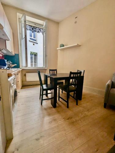 - une cuisine avec une table à manger et des chaises dans l'établissement Chambre Montagne en Hyper Centre - Calme & Wifi, à Grenoble