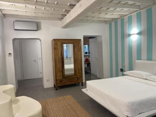 une chambre avec un lit blanc et un miroir dans l'établissement Principessa Isabella, à Turin