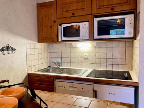 une cuisine avec un évier et un micro-ondes dans l'établissement Résidence Meijotel - Studio résidence Meijotel MAE-9431, à Vénosc