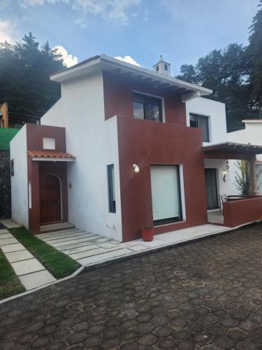Το κτήριο όπου στεγάζεται  η παραθεριστική κατοικία