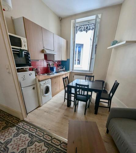 une cuisine et une salle à manger avec une table et des chaises dans l'établissement 3 Chambres - Hyper Centre - Calme & Tout Equipé avec Wifi, à Grenoble