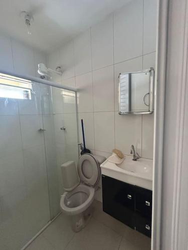 a bathroom with a toilet and a sink and a shower at Apartamento Piuma ES in Piúma