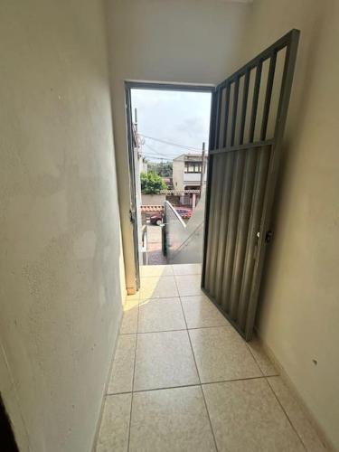 an open door to a hallway with a tiled floor at Apartamento Piuma ES in Piúma