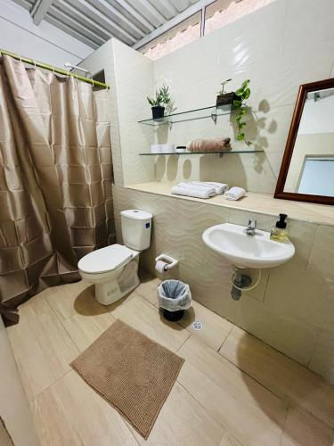 a bathroom with a toilet and a sink at Hostel no glam boutique in Nocaima