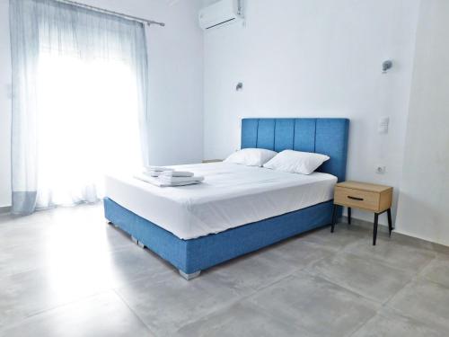Postel nebo postele na pokoji v ubytování Κωνσταντίνος Έλενα Studios