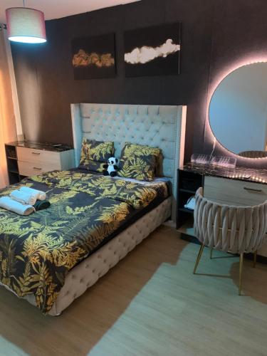 une chambre avec un grand lit et un miroir dans l'établissement Cosy home, à Aulnay-sous-Bois