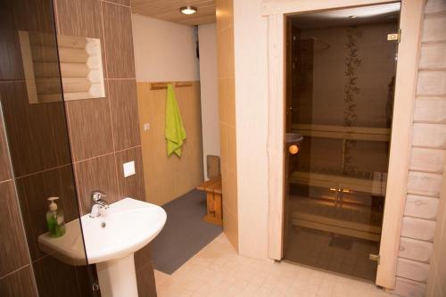 Koupelna v ubytování Väike-Pärna Holiday Home