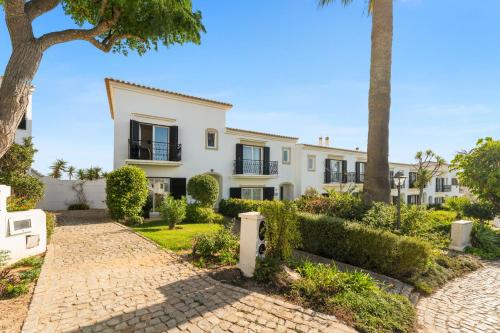 an exterior view of a villa with palm trees at Casa Matea in Figueira