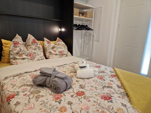 - un lit avec un porte-monnaie et des serviettes dans l'établissement BELAZUR Entre plage et port, à Bandol