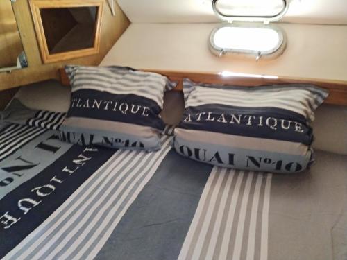 - une chambre avec deux oreillers sur un bateau dans l'établissement Taîaut, à La Seyne-sur-Mer