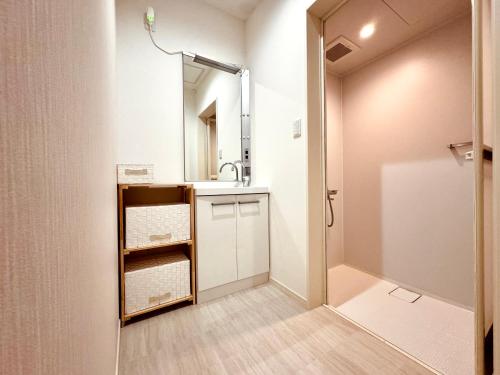 Un baño pequeño con lavabo y espejo. en Niseko Purr 103, en Kutchan