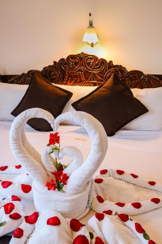 two towelsrendered to look like swans on a bed at Hotel Kapac Inn-San Blas in Cusco