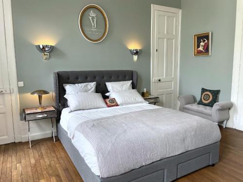 una camera da letto con un letto grande e una sedia di Villa Joséphine a Brienne-le-Château