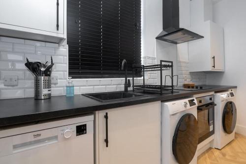 Dapur atau dapur kecil di Modern 4 Bed House with Pool Table