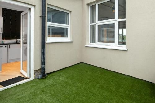 Gambar di galeri bagi Modern 4 Bed House with Pool Table di Stoke on Trent