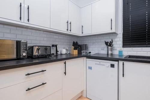 Dapur atau dapur kecil di Modern 4 Bed House with Pool Table