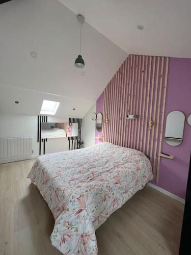 - une chambre avec un lit et un mur violet dans l'établissement Love room jacuzzi proche centre ville, à Amiens