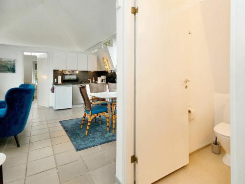 Una cocina y una sala de estar con mesa y sillas. en 5 person holiday home in Gilleleje-By Traum, en Gilleleje