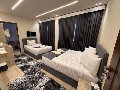 una stanza d'albergo con un letto e una sedia di Golden Scarab Pyramids Hotel a Il Cairo