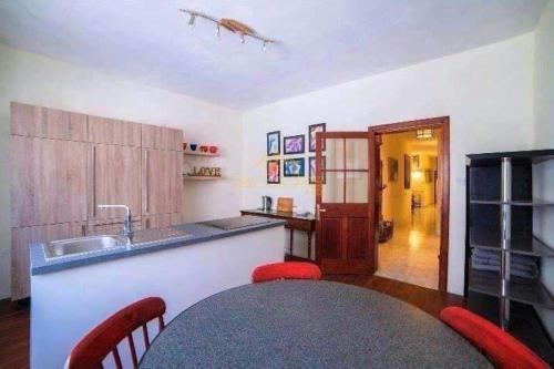 グジラにあるCentral Comfort - 4 BDR Apartment, Artfully Designedのギャラリーの写真