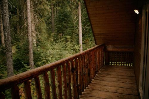 Balkón nebo terasa v ubytování Rustic Dream Cabin at Beaverfoot