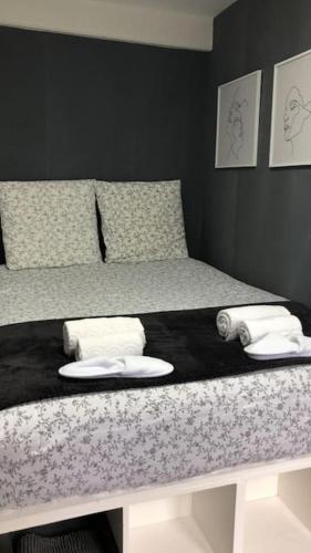 - un lit avec 2 assiettes et des serviettes dans l'établissement Les Planches de Céline, beau T2 à Deauville, à Deauville