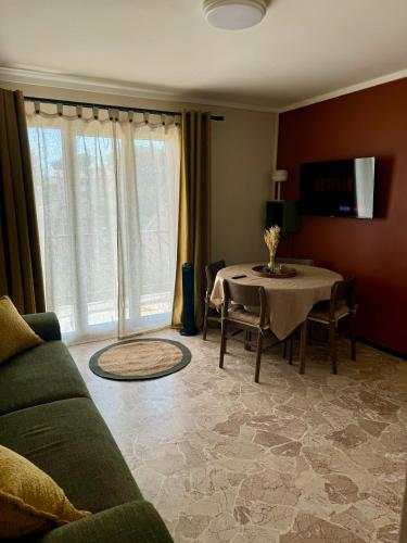 un salon avec une table et un canapé dans l'établissement T2 coloré proche mer terrasse parking, à Six-Fours-les-Plages