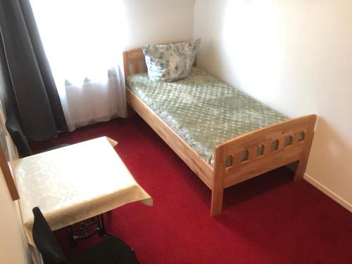 mała sypialnia z łóżkiem i stołem w obiekcie Kleve-Kellen 1 w mieście Kleve