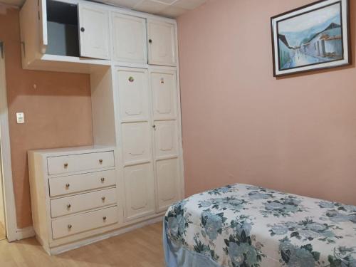 Ένα ή περισσότερα κρεβάτια σε δωμάτιο στο Habitaciones con cocina